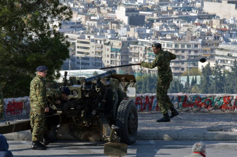 Εντυπωσιακές φωτογραφίες: Οι κανονιοβολισμοί την ώρα της κηδείας Στεφανόπουλου [εικόνες] | iefimerida.gr 4