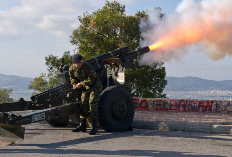 Εντυπωσιακές φωτογραφίες: Οι κανονιοβολισμοί την ώρα της κηδείας Στεφανόπουλου [εικόνες] | iefimerida.gr 5