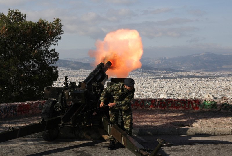 Εντυπωσιακές φωτογραφίες: Οι κανονιοβολισμοί την ώρα της κηδείας Στεφανόπουλου [εικόνες] | iefimerida.gr 6