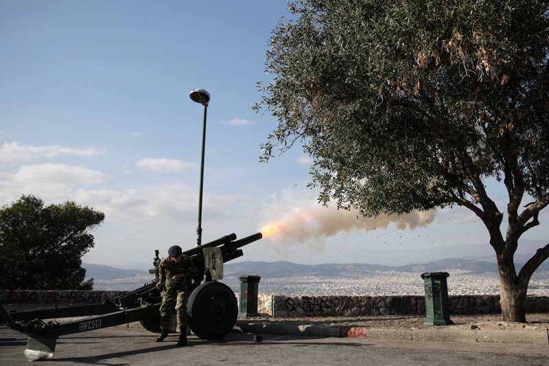 Εντυπωσιακές φωτογραφίες: Οι κανονιοβολισμοί την ώρα της κηδείας Στεφανόπουλου [εικόνες] | iefimerida.gr 7