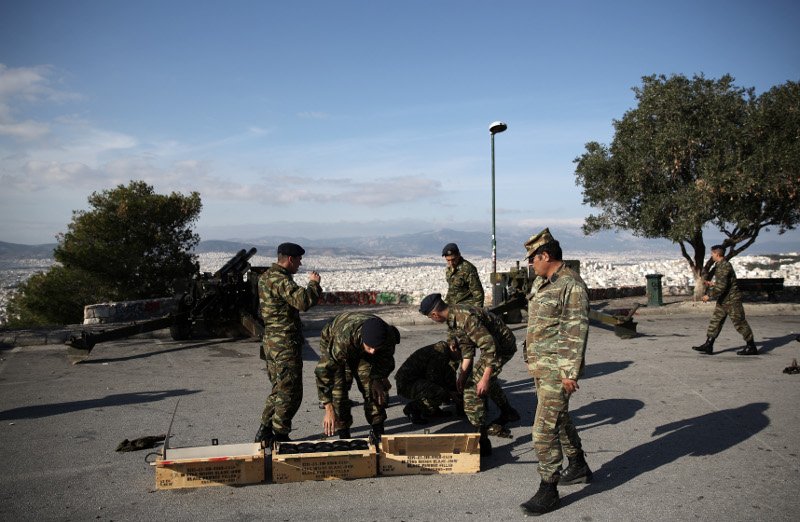Εντυπωσιακές φωτογραφίες: Οι κανονιοβολισμοί την ώρα της κηδείας Στεφανόπουλου [εικόνες] | iefimerida.gr 8