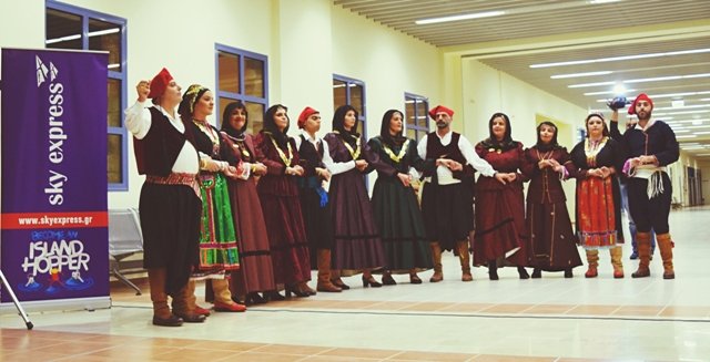 Με χορούς γιόρτασαν στην Κάρπαθο την παρθενική πτήση του «Νήσος Κάρπαθος» [εικόνες] | iefimerida.gr 2