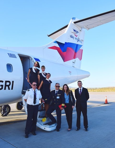 Με χορούς γιόρτασαν στην Κάρπαθο την παρθενική πτήση του «Νήσος Κάρπαθος» [εικόνες] | iefimerida.gr 4