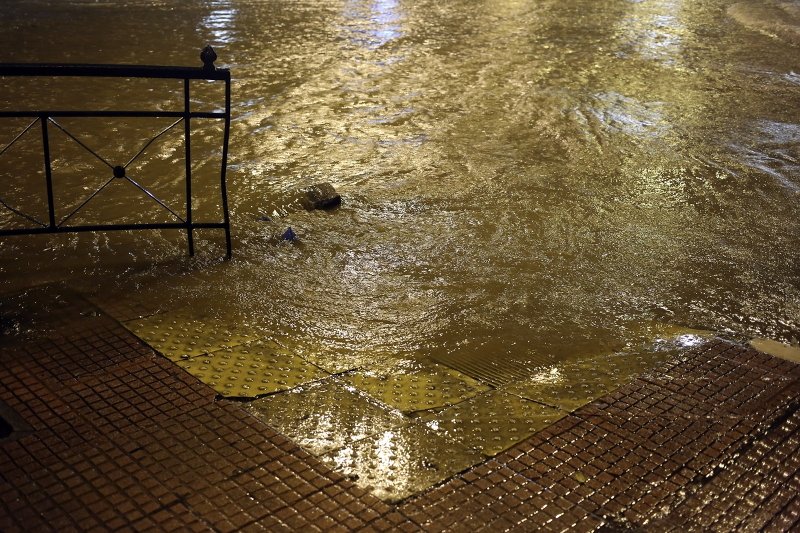 Σοβαρά προβλήματα από τη βροχή στην Αττική -Πλημμύρες και εγκλωβισμοί σε ΙΧ [εικόνες] | iefimerida.gr 5