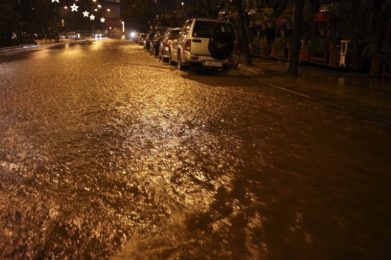 Σοβαρά προβλήματα από τη βροχή στην Αττική -Πλημμύρες και εγκλωβισμοί σε ΙΧ [εικόνες] | iefimerida.gr 4