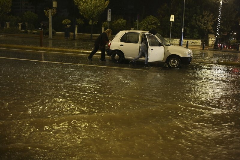 Σοβαρά προβλήματα από τη βροχή στην Αττική -Πλημμύρες και εγκλωβισμοί σε ΙΧ [εικόνες] | iefimerida.gr 7