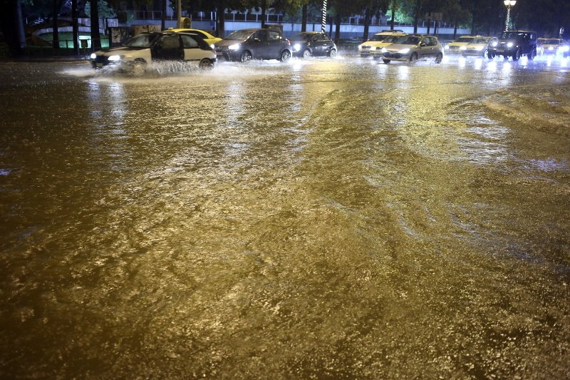 Σοβαρά προβλήματα από τη βροχή στην Αττική -Πλημμύρες και εγκλωβισμοί σε ΙΧ [εικόνες] | iefimerida.gr 8
