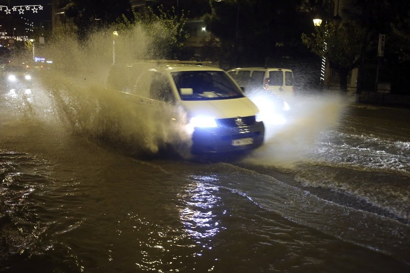 Σοβαρά προβλήματα από τη βροχή στην Αττική -Πλημμύρες και εγκλωβισμοί σε ΙΧ [εικόνες] | iefimerida.gr 0