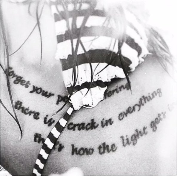 Η Μαίρη Συνατσάκη μας δείχνει το τατουάζ της με στίχους του Λέοναρντ Κοέν [εικόνα] | iefimerida.gr 0