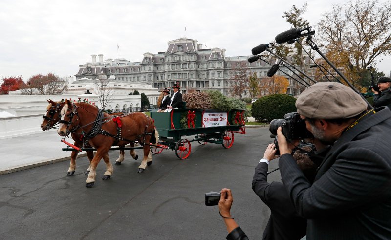 Η Μισέλ Ομπάμα υποδέχθηκε για τελευταία φορά το χριστουγεννιάτικο δέντρο -Ελειπαν πάλι οι κόρες της, τι είπε [εικόνες & βίντεο] | iefimerida.gr 3