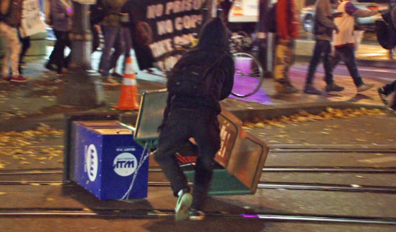 Βίαια επεισόδια στο Πόρτλαντ σε διαδήλωση κατά του Τραμπ [εικόνες & βίντεο] | iefimerida.gr 0