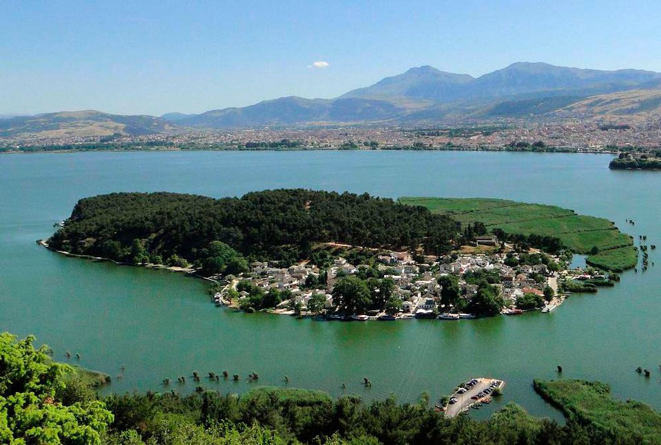 Γνωρίστε το νησί της Κυρα-Φροσύνης -Το μόνο νησί λίμνης που κατοικείται, στην Ευρώπη [εικόνες] | iefimerida.gr 0