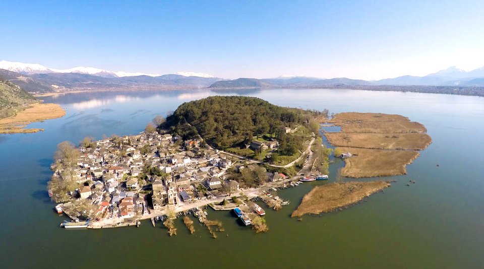 Γνωρίστε το νησί της Κυρα-Φροσύνης -Το μόνο νησί λίμνης που κατοικείται, στην Ευρώπη [εικόνες] | iefimerida.gr 1