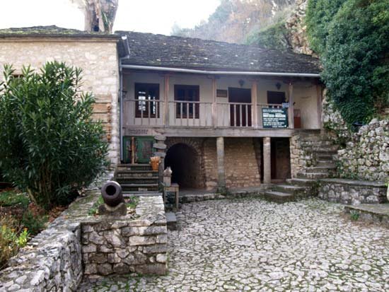 Γνωρίστε το νησί της Κυρα-Φροσύνης -Το μόνο νησί λίμνης που κατοικείται, στην Ευρώπη [εικόνες] | iefimerida.gr 5