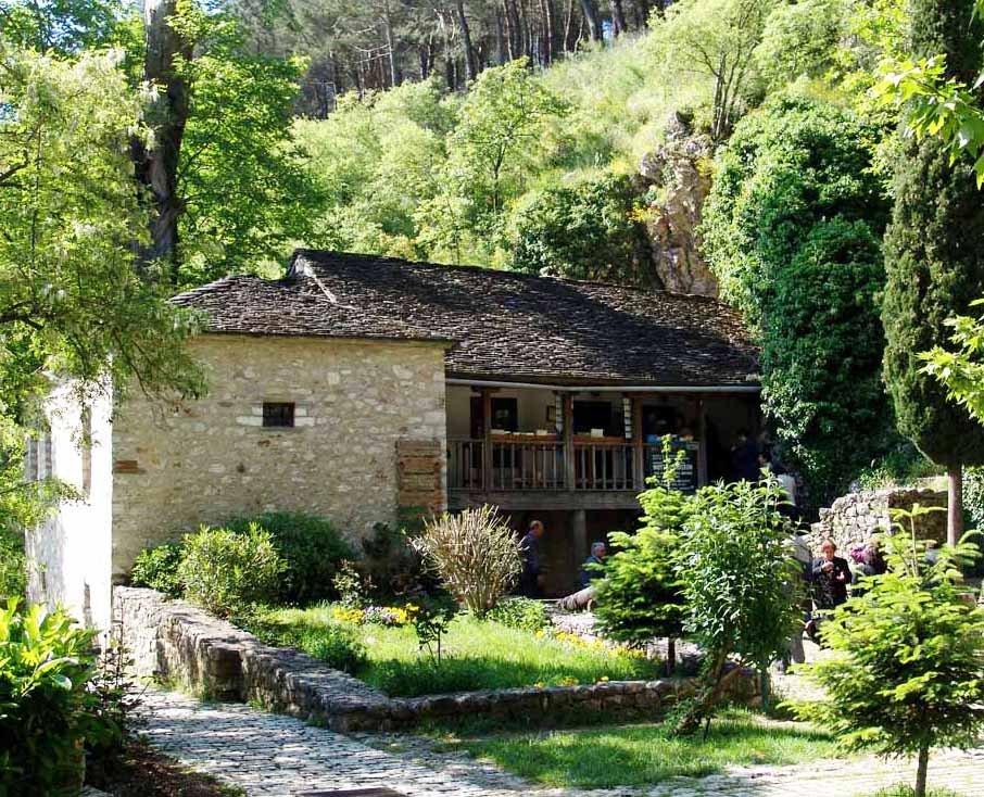 Γνωρίστε το νησί της Κυρα-Φροσύνης -Το μόνο νησί λίμνης που κατοικείται, στην Ευρώπη [εικόνες] | iefimerida.gr 8