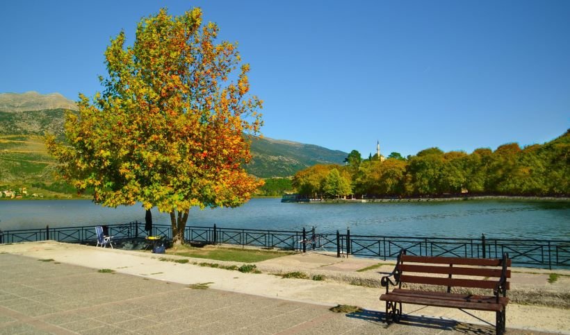 Γνωρίστε το νησί της Κυρα-Φροσύνης -Το μόνο νησί λίμνης που κατοικείται, στην Ευρώπη [εικόνες] | iefimerida.gr 9