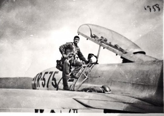 Ο πιλότος από την Κρήτη που αψήφησε τη χούντα και διέφυγε με μία ντακότα στη Σοβιετική Ενωση [εικόνες] | iefimerida.gr 0