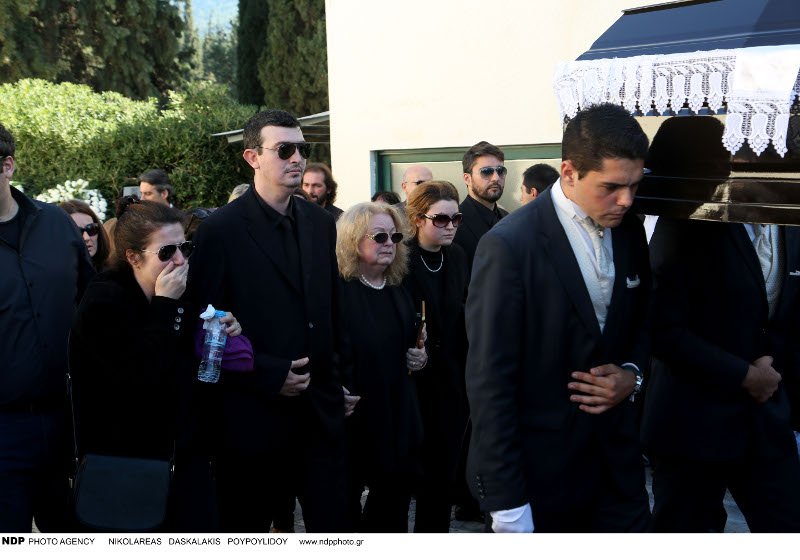 Συγγενείς, φίλοι, συνάδελφοι και πλήθος κόσμου στην κηδεία του Γιώργου Βασιλείου [εικόνες] | iefimerida.gr 0