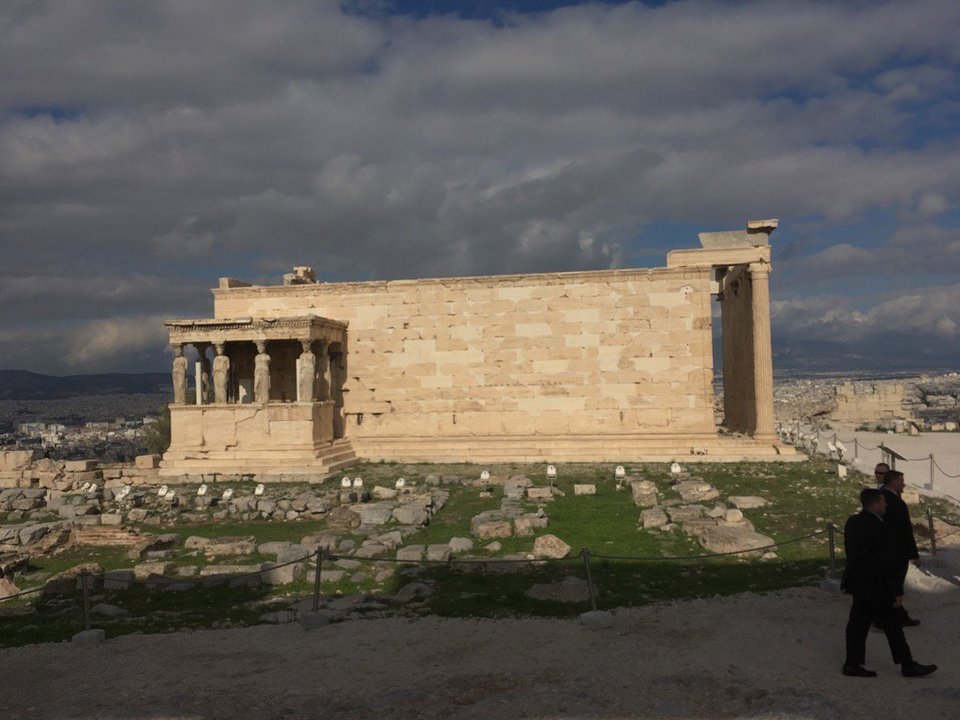 Καρέ καρέ η ξενάγηση του Μπαράκ Ομπάμα στην Ακρόπολη [εικόνες] | iefimerida.gr 3