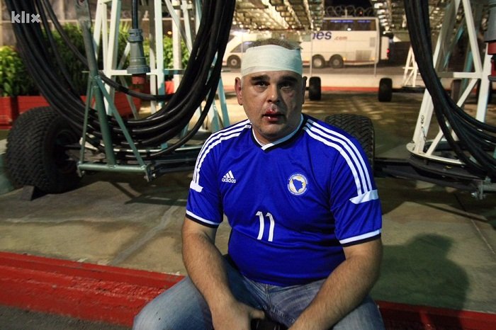 Προκλητικοί οι Βόσνιοι οπαδοί -Εκτόξευσαν καπνογόνα σε ελληνικές κερκίδες [εικόνες] | iefimerida.gr 3