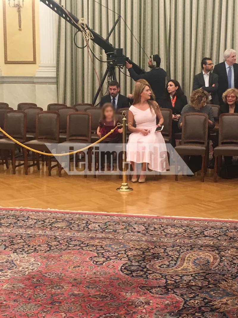 Ορκωμοσία: Οι παρουσίες που ξεχώρισαν -Η εντυπωσιακή εμφάνιση της 31χρονης υπουργού Εργασίας [εικόνες] | iefimerida.gr 3