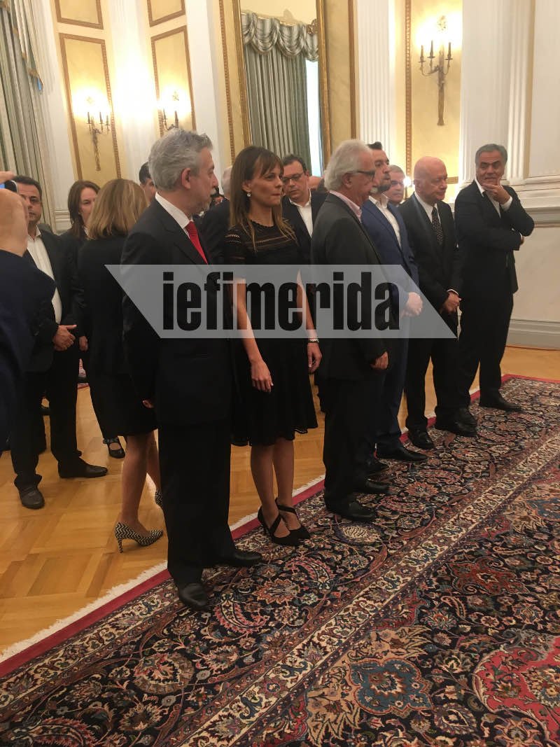 Ορκωμοσία: Οι παρουσίες που ξεχώρισαν -Η εντυπωσιακή εμφάνιση της 31χρονης υπουργού Εργασίας [εικόνες] | iefimerida.gr 0