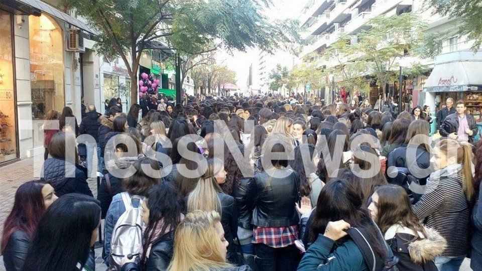 Πανικός στην Θεσσαλονίκη για την «Black Friday» -Ουρά έξω από κατάστημα καλλυντικών [εικόνες & βίντεο] | iefimerida.gr 2