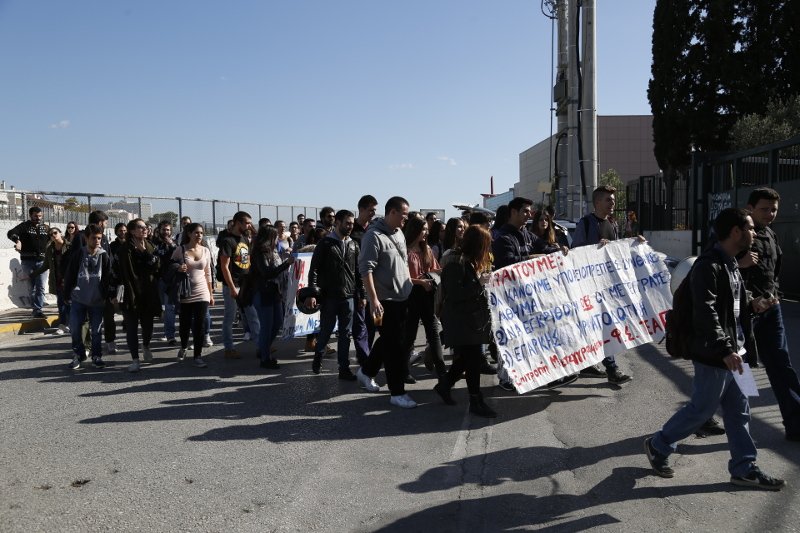 Διαμαρτυρία φοιτητών έξω από το υπουργείο Παιδείας για τις μετεγγραφές [εικόνες] | iefimerida.gr 0