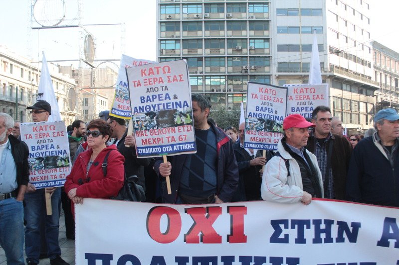 Εξω από τη Βουλή μέλη του ΠΑΜΕ: Oχι άλλες περικοπές σκίστε τα μνημόνια που λέγατε εχθές | iefimerida.gr 4