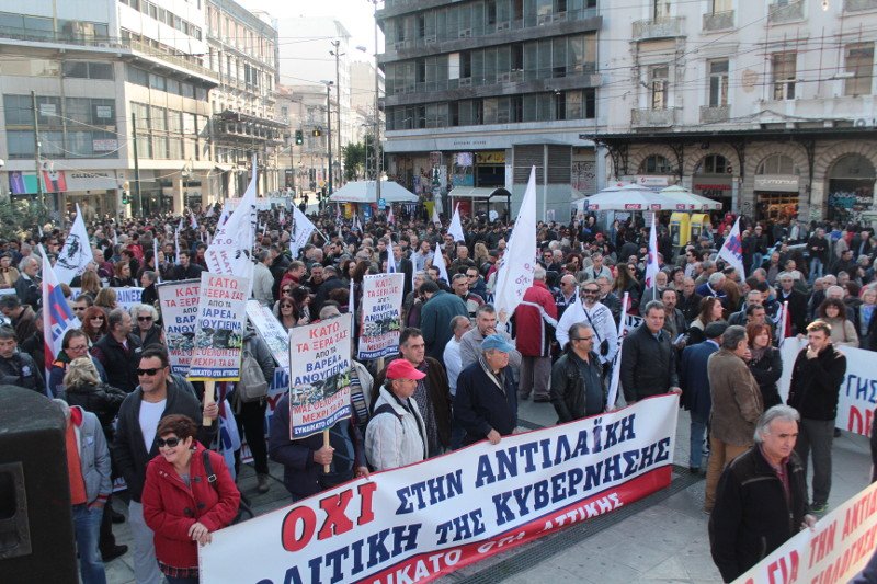 Εξω από τη Βουλή μέλη του ΠΑΜΕ: Oχι άλλες περικοπές σκίστε τα μνημόνια που λέγατε εχθές | iefimerida.gr 5