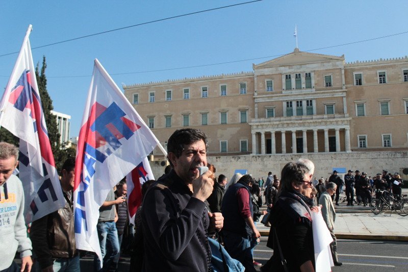 Εξω από τη Βουλή μέλη του ΠΑΜΕ: Oχι άλλες περικοπές σκίστε τα μνημόνια που λέγατε εχθές | iefimerida.gr 0