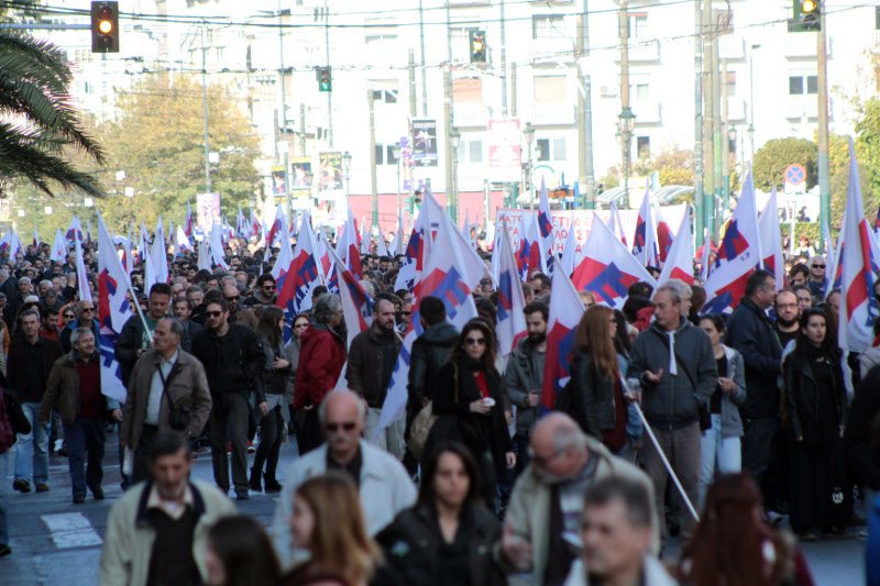Εξω από τη Βουλή μέλη του ΠΑΜΕ: Oχι άλλες περικοπές σκίστε τα μνημόνια που λέγατε εχθές | iefimerida.gr 1