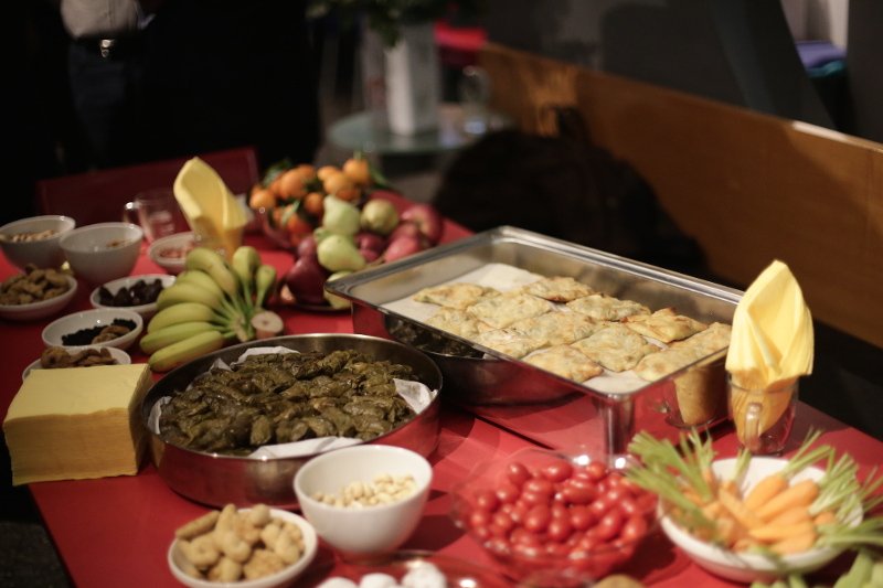 Με ντολμαδάκια, καλτσούνια και ρακή ξενύχτησαν στο Ποτάμι για να δουν τις εκλογές στις ΗΠΑ [εικόνες] | iefimerida.gr 2