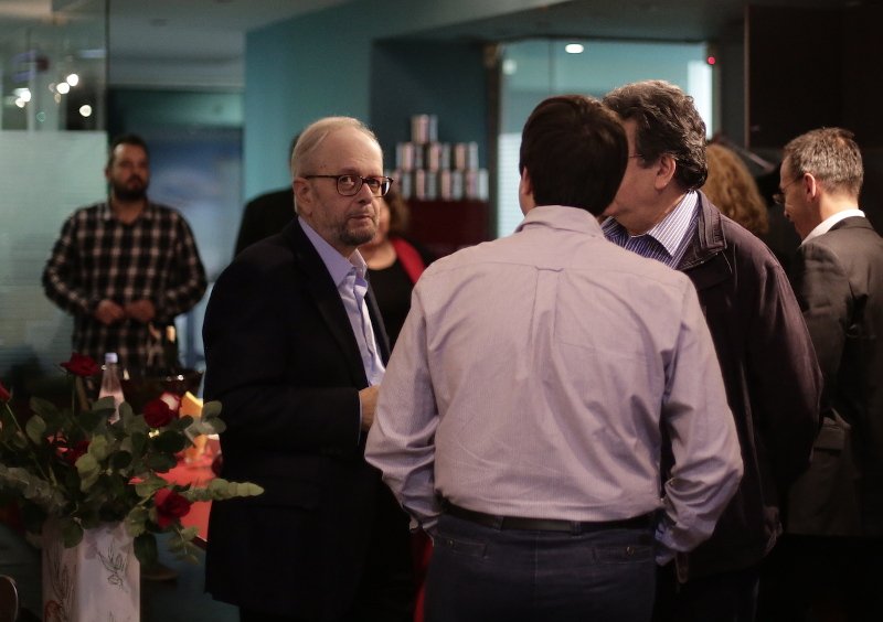 Με ντολμαδάκια, καλτσούνια και ρακή ξενύχτησαν στο Ποτάμι για να δουν τις εκλογές στις ΗΠΑ [εικόνες] | iefimerida.gr 3