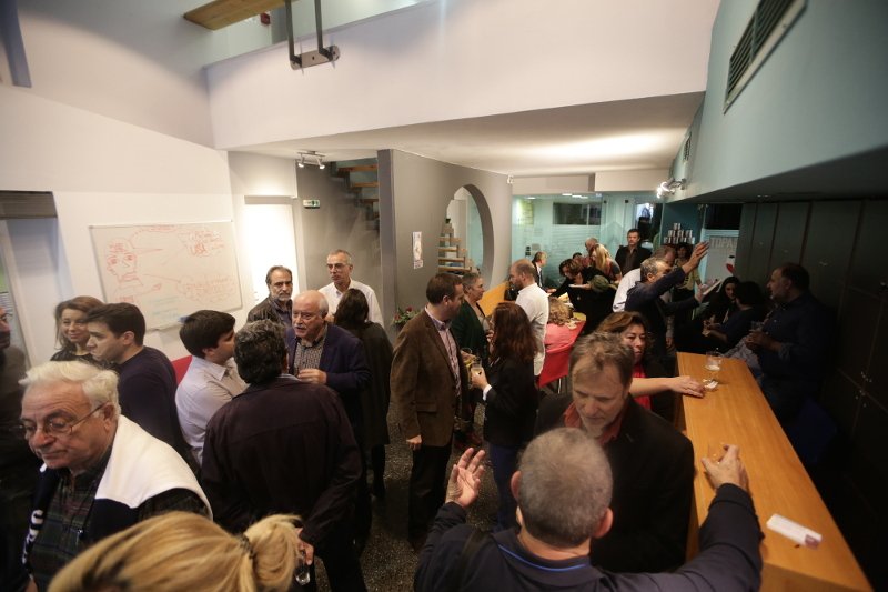 Με ντολμαδάκια, καλτσούνια και ρακή ξενύχτησαν στο Ποτάμι για να δουν τις εκλογές στις ΗΠΑ [εικόνες] | iefimerida.gr 0