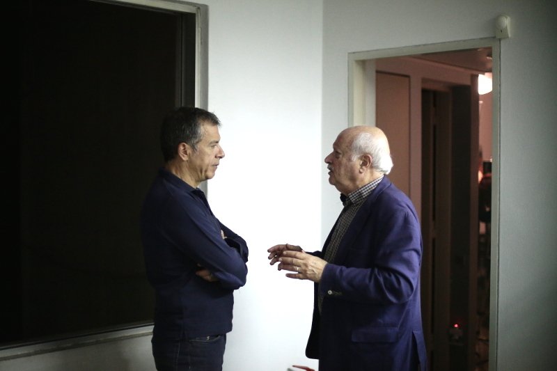 Με ντολμαδάκια, καλτσούνια και ρακή ξενύχτησαν στο Ποτάμι για να δουν τις εκλογές στις ΗΠΑ [εικόνες] | iefimerida.gr 1