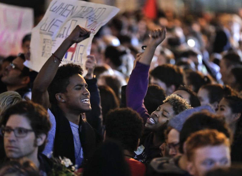 Διαδηλώσεις από άκρη σε άκρη των ΗΠΑ κατά του Τραμπ: «Δεν είναι ο πρόεδρός μας» [εικόνες & βίντεο] | iefimerida.gr 5