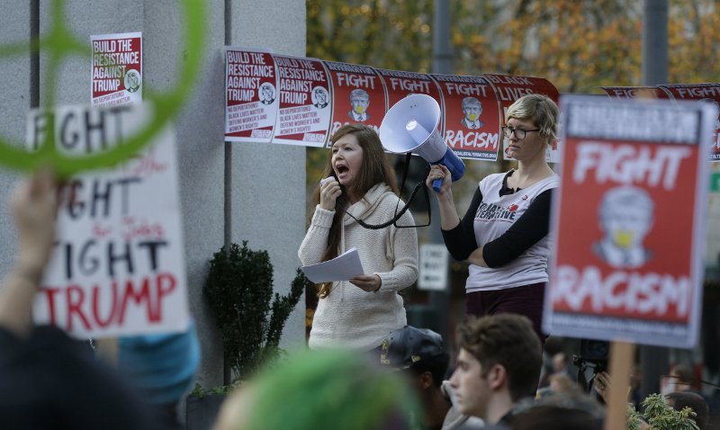 Διαδηλώσεις από άκρη σε άκρη των ΗΠΑ κατά του Τραμπ: «Δεν είναι ο πρόεδρός μας» [εικόνες & βίντεο] | iefimerida.gr 4