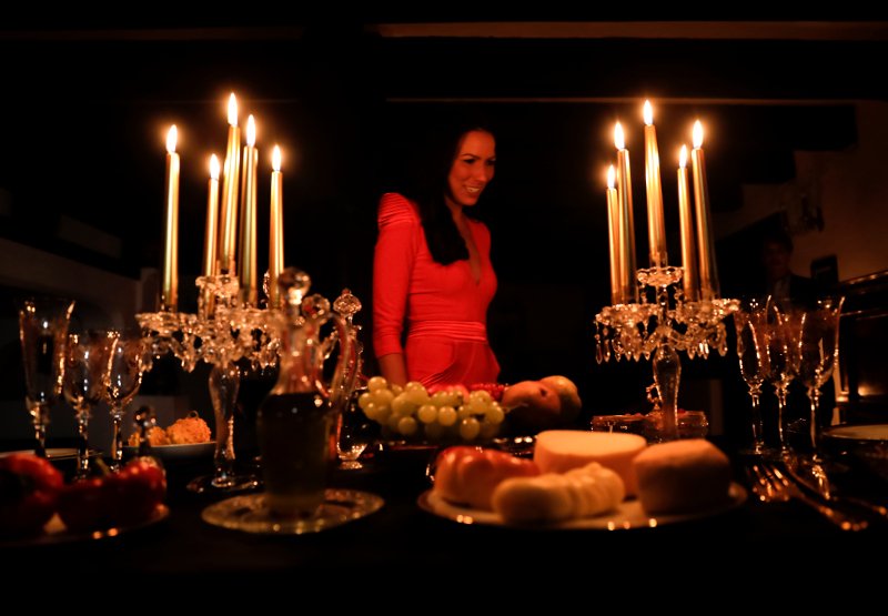 Το απόλαυσαν! Νεαρή μελαχρινή και ο αδελφός της κοιμήθηκαν στον πύργο του κόμη Δράκουλα [εικόνες]  | iefimerida.gr 6