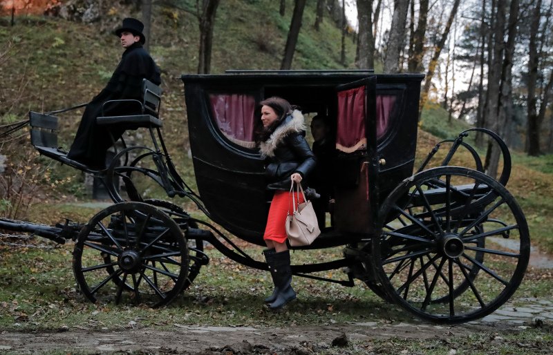Το απόλαυσαν! Νεαρή μελαχρινή και ο αδελφός της κοιμήθηκαν στον πύργο του κόμη Δράκουλα [εικόνες]  | iefimerida.gr 4