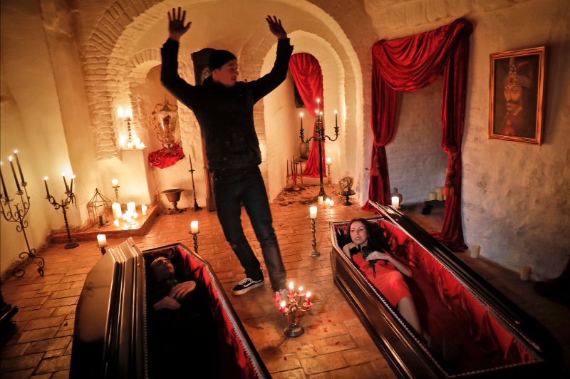 Το απόλαυσαν! Νεαρή μελαχρινή και ο αδελφός της κοιμήθηκαν στον πύργο του κόμη Δράκουλα [εικόνες]  | iefimerida.gr 3