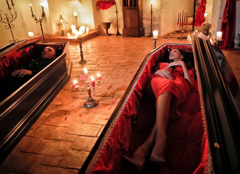 Το απόλαυσαν! Νεαρή μελαχρινή και ο αδελφός της κοιμήθηκαν στον πύργο του κόμη Δράκουλα [εικόνες]  | iefimerida.gr 8