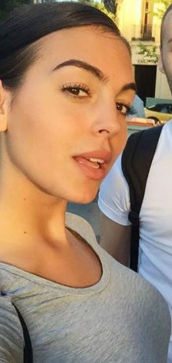 Ο Ρονάλντο κυκλοφορεί με περούκα και γυαλιά – Εχοντας αγκαλιά το νέο του αμόρε [εικόνες] | iefimerida.gr 4