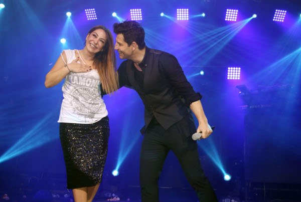 Το φιλί στο στόμα του Σάκη Ρουβά στη Μελίνα Ασλανίδου [εικόνα] | iefimerida.gr 1