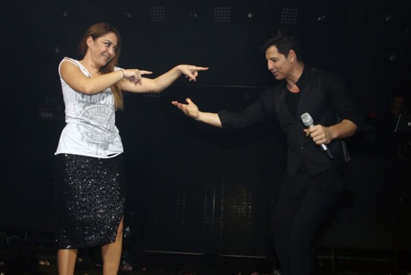 Το φιλί στο στόμα του Σάκη Ρουβά στη Μελίνα Ασλανίδου [εικόνα] | iefimerida.gr 3