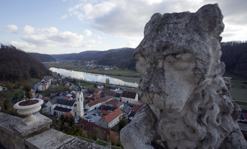 Πανηγυρίζουν στη Σλοβενία, στο χωριό όπου γεννήθηκε η Μελάνια Τραμπ -Σερβίρουν και πρωινό με το όνομά της [βίντεο] | iefimerida.gr 0