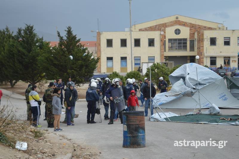 Χίος: Επεισόδια στην Σούδα και εμπρησμός κοντέινερ [εικόνες] | iefimerida.gr 3