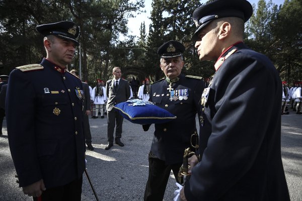 Ο άνθρωπος που υπηρέτησε τον Στεφανόπουλο μέχρι το τέλος -Ποιος είναι ο Αντιστράτηγος που κρατούσε τα παράσημα στην κηδεία [εικόνες] | iefimerida.gr 3