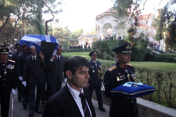 Ο άνθρωπος που υπηρέτησε τον Στεφανόπουλο μέχρι το τέλος -Ποιος είναι ο Αντιστράτηγος που κρατούσε τα παράσημα στην κηδεία [εικόνες] | iefimerida.gr 2