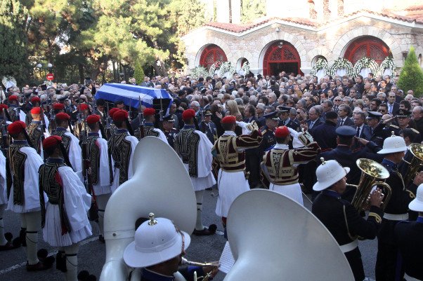 Ο άνθρωπος που υπηρέτησε τον Στεφανόπουλο μέχρι το τέλος -Ποιος είναι ο Αντιστράτηγος που κρατούσε τα παράσημα στην κηδεία [εικόνες] | iefimerida.gr 0